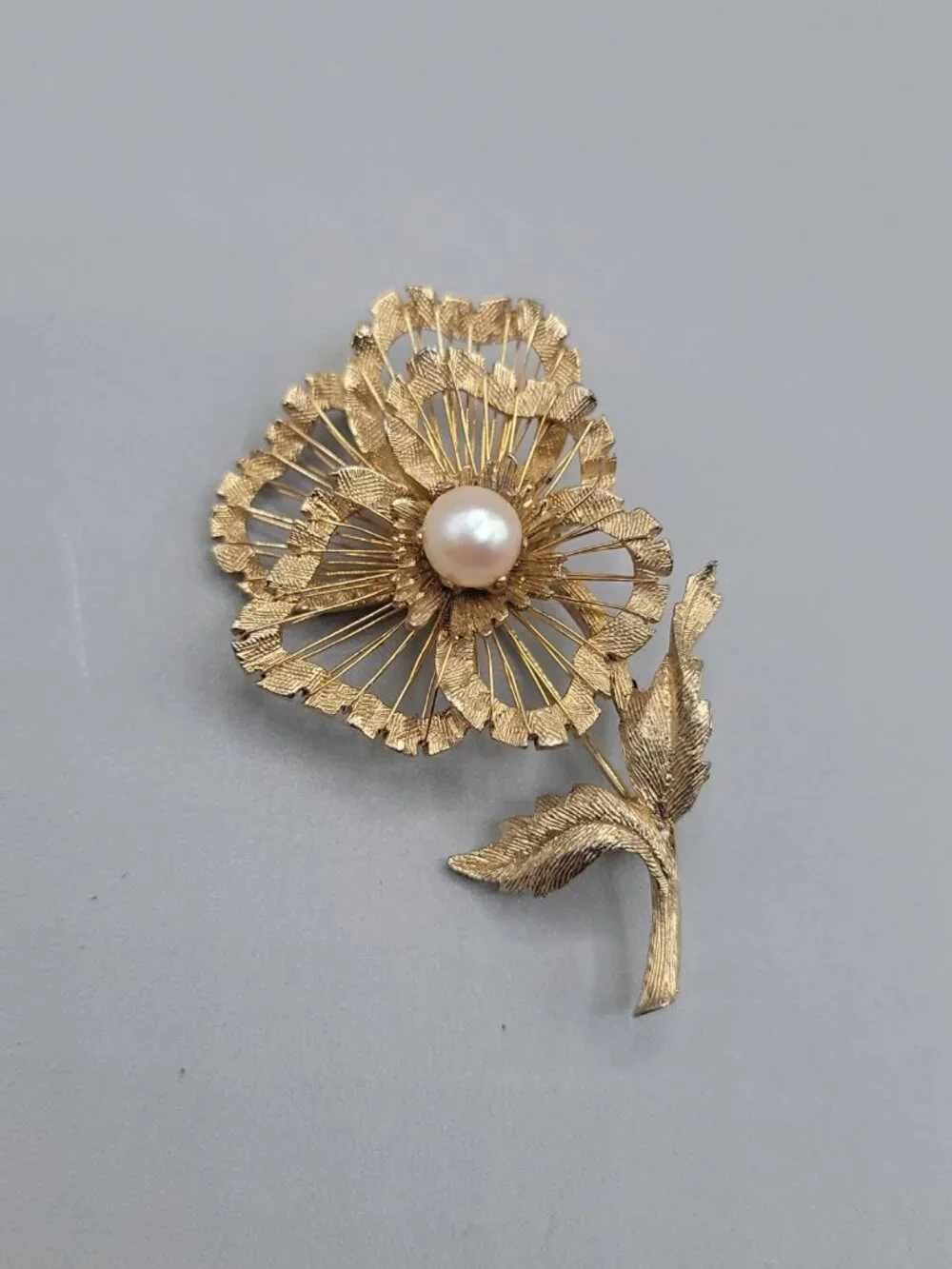 Brooks Flower Brooch Pin Gold Faux Pearl Wire Detail Prong Set Gold Tone Vintage